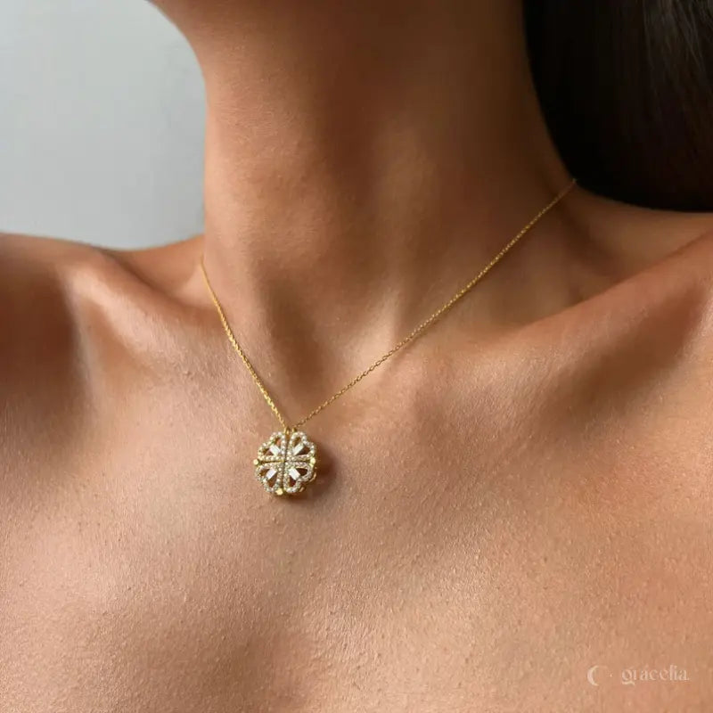 ¡Brilla con Elegancia! Collar 2 en 1 Dorado con Dije Corazones y Trébol + caja de regalo! ¡El Regalo Perfecto!
