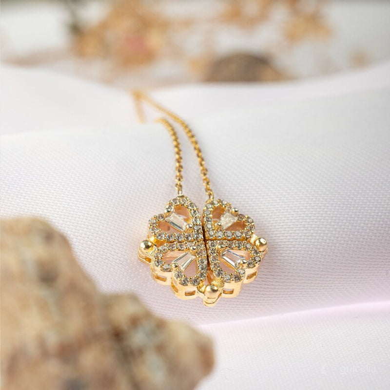 ¡Brilla con Elegancia! Collar 2 en 1 Dorado con Dije Corazones y Trébol + caja de regalo! ¡El Regalo Perfecto!